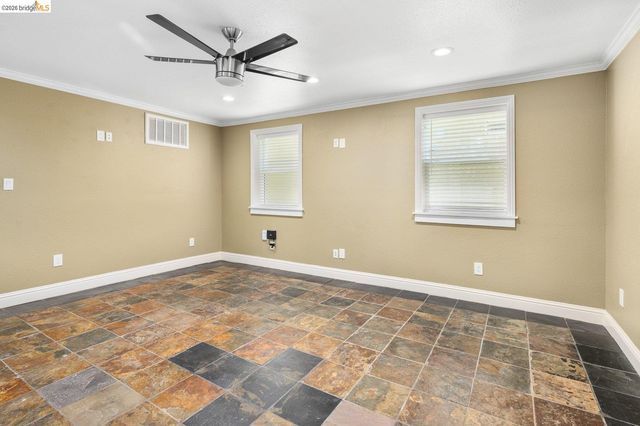 7523 Outlook Ave, Oakland, CA 94605