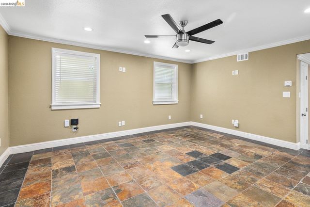 7523 Outlook Ave, Oakland, CA 94605