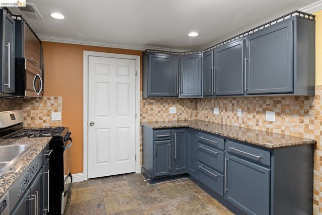 7523 Outlook Ave, Oakland, CA 94605