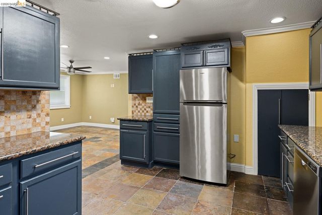 7523 Outlook Ave, Oakland, CA 94605