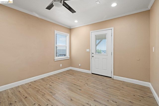 7523 Outlook Ave, Oakland, CA 94605