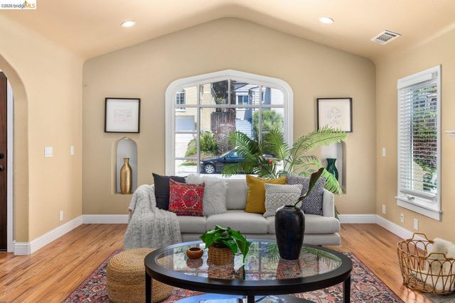 7523 Outlook Ave, Oakland, CA 94605