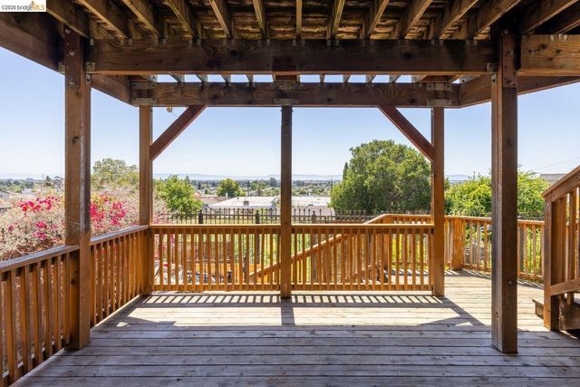7523 Outlook Ave, Oakland, CA 94605