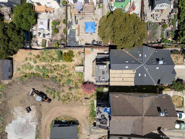 7523 Outlook Ave, Oakland, CA 94605