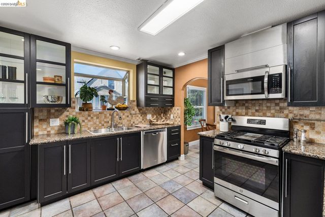 7523 Outlook Ave, Oakland, CA 94605