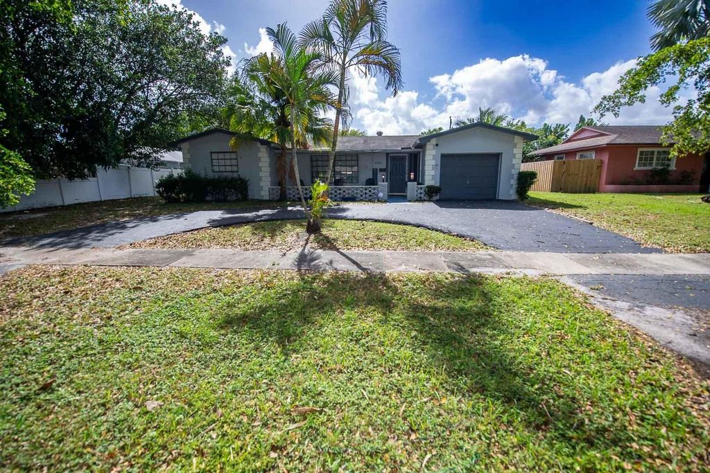 5320 Taylor St, Hollywood, FL 33021