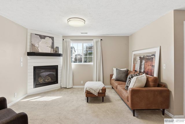 6318 N 148th Street, Omaha, NE 68116