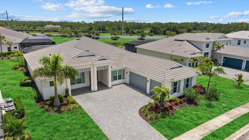 Image 4 of property listing at 8133 NEVIS RUN, Bradenton, FL 34202