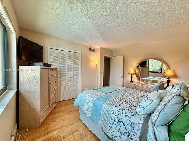 318 Lakeview Dr 203, Weston, FL 33326