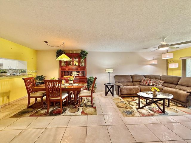 318 Lakeview Dr 203, Weston, FL 33326