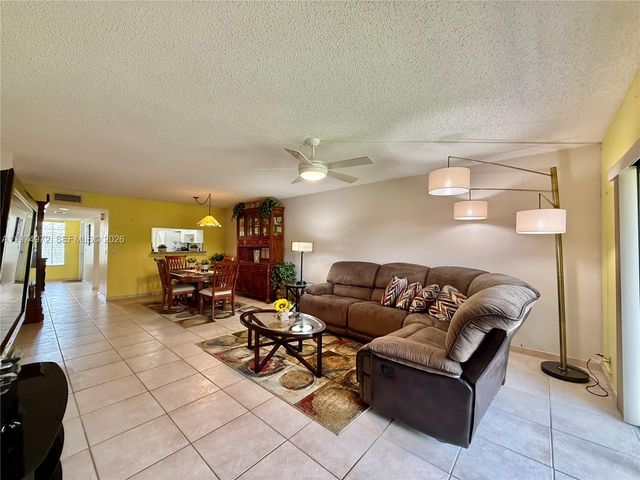 318 Lakeview Dr 203, Weston, FL 33326