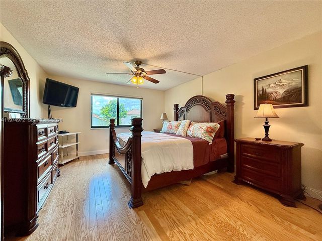 318 Lakeview Dr 203, Weston, FL 33326