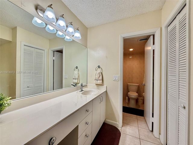 318 Lakeview Dr 203, Weston, FL 33326