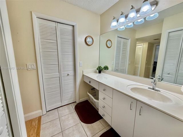 318 Lakeview Dr 203, Weston, FL 33326