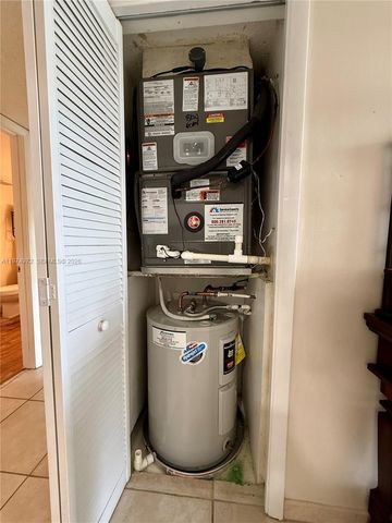 318 Lakeview Dr 203, Weston, FL 33326