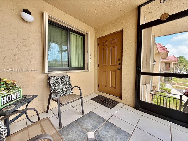 318 Lakeview Dr 203, Weston, FL 33326