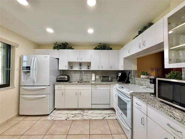 318 Lakeview Dr 203, Weston, FL 33326