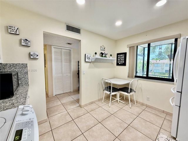 318 Lakeview Dr 203, Weston, FL 33326