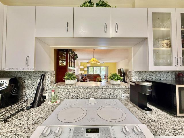 318 Lakeview Dr 203, Weston, FL 33326