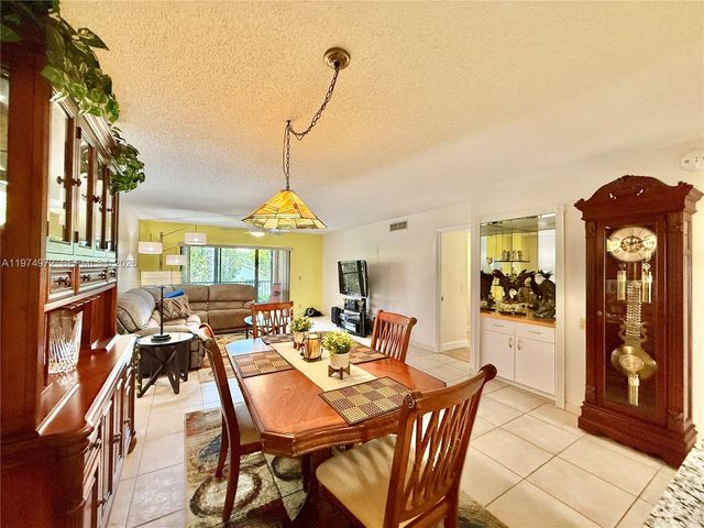 318 Lakeview Dr 203, Weston, FL 33326