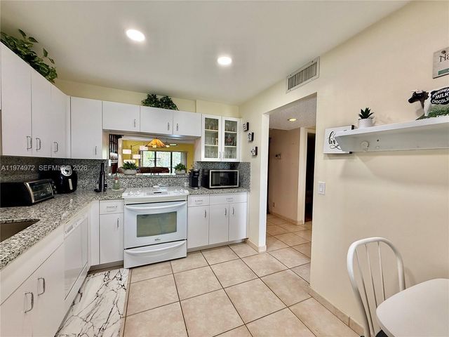 318 Lakeview Dr 203, Weston, FL 33326