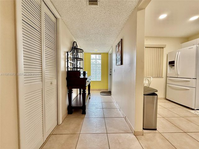 318 Lakeview Dr 203, Weston, FL 33326