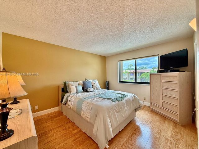 318 Lakeview Dr 203, Weston, FL 33326