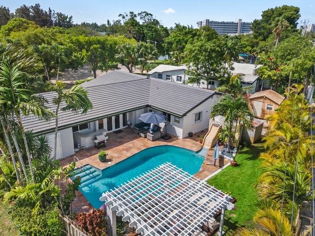 930 NE 182nd Ter, North Miami Beach, FL 33162