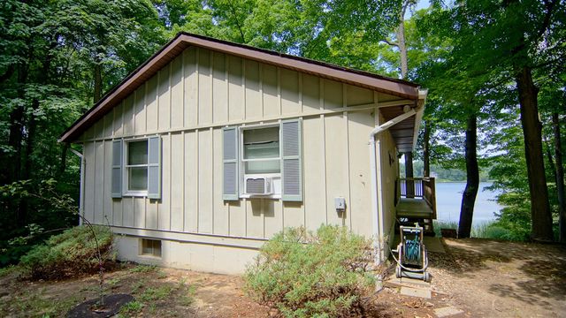 10749 Kings Lane, Berrien Springs, MI 49103