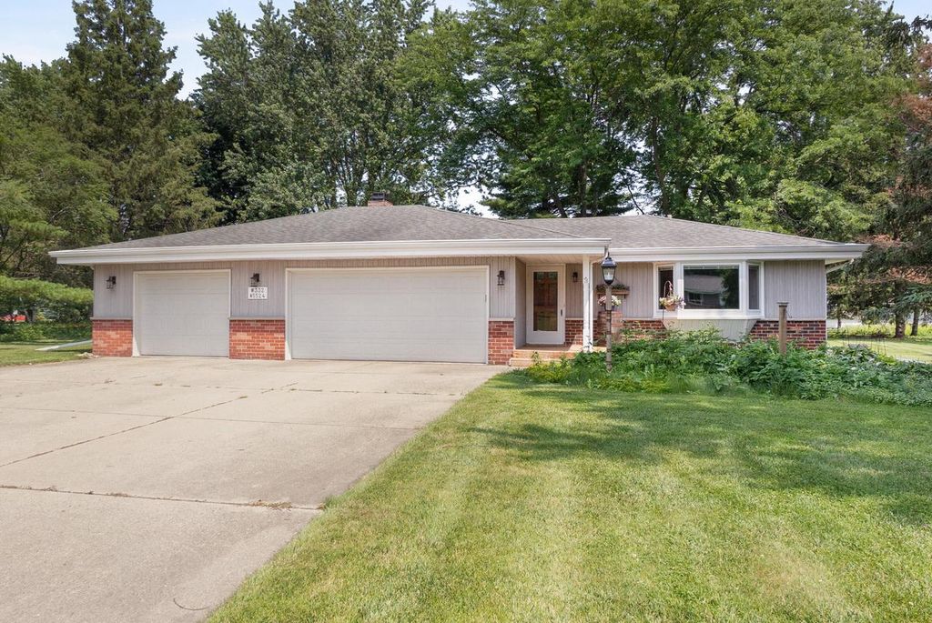 W332N5524 Linden CIRCLE W, Nashotah, WI 53058