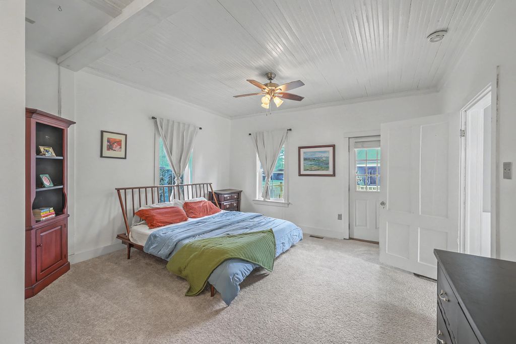 Image 17 of property listing at 1034 Orangeburg Road, Summerville, SC 29483