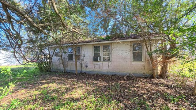 526 Wallace Street, East Bernard, TX 77435