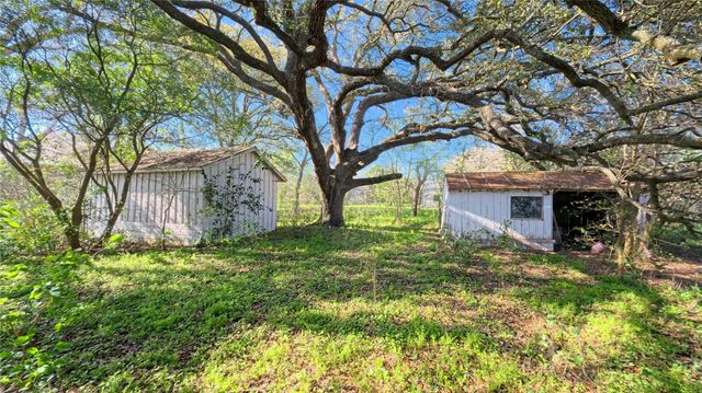 526 Wallace Street, East Bernard, TX 77435