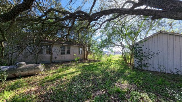 526 Wallace Street, East Bernard, TX 77435