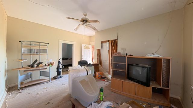 526 Wallace Street, East Bernard, TX 77435