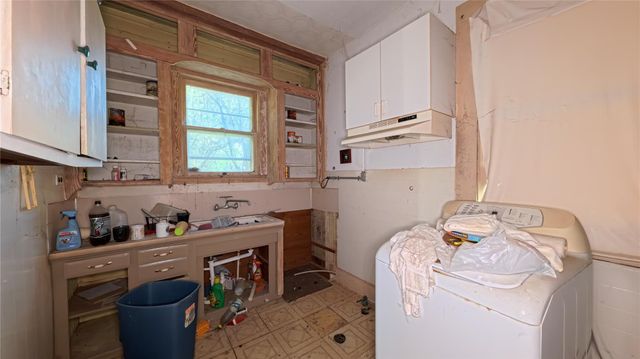 526 Wallace Street, East Bernard, TX 77435