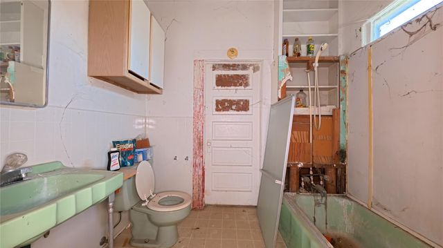 526 Wallace Street, East Bernard, TX 77435