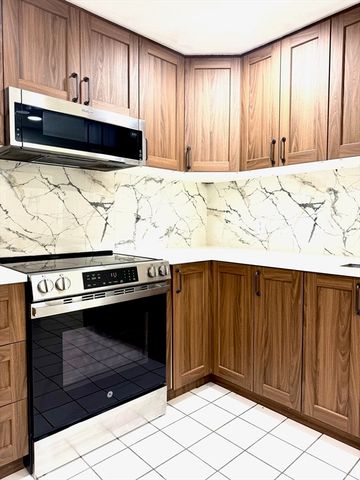 15 Spencer Rd 12E, Boxborough, MA 01719