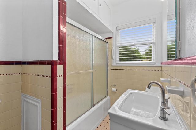 8229 Neville Avenue, Hitchcock, TX 77563