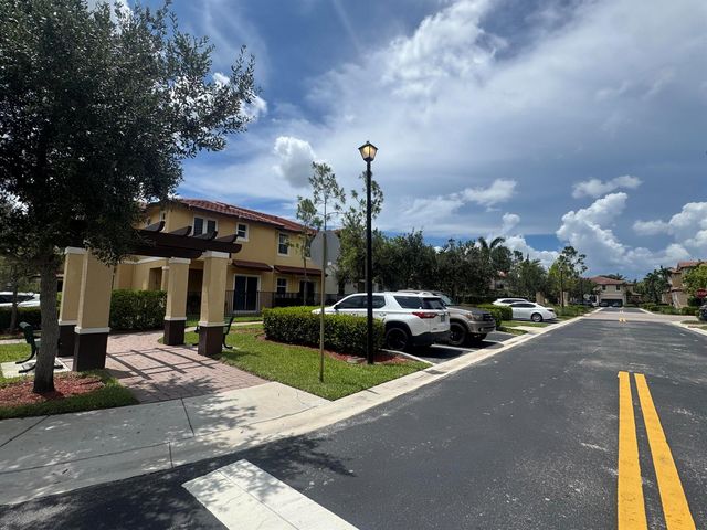 6958 Long Pine Circle, Coconut Creek, FL 33073