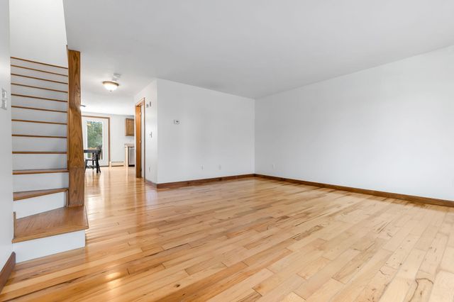 135 Forrest St Apt 10, Plaistow, NH 03865