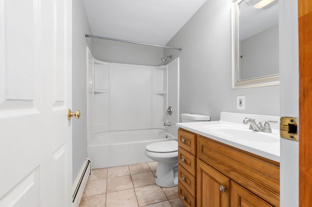 135 Forrest St Apt 10, Plaistow, NH 03865