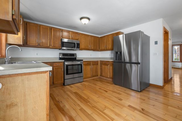 135 Forrest St Apt 10, Plaistow, NH 03865