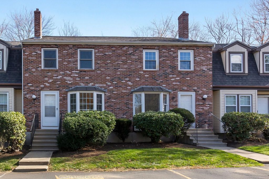 135 Forrest St Apt 10, Plaistow, NH 03865