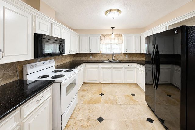 2114 Penny Lake Drive, Wallis, TX 77485