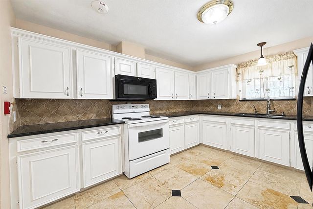 2114 Penny Lake Drive, Wallis, TX 77485