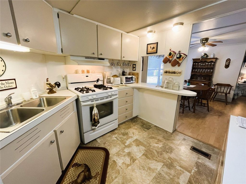 Image 8 of property listing at 1807 IOWA AVENUE, Bradenton, FL 34207
