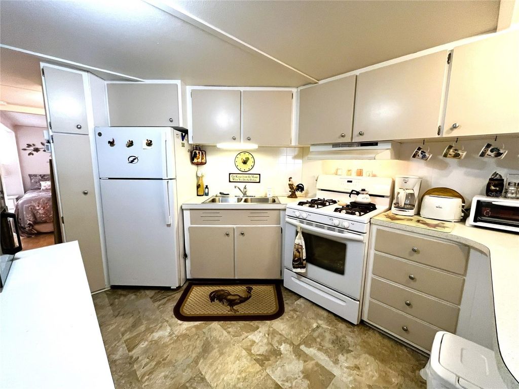 Image 9 of property listing at 1807 IOWA AVENUE, Bradenton, FL 34207