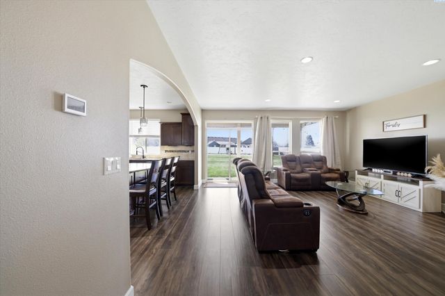 5714 Santa Fe Ln, Pasco, WA 99301