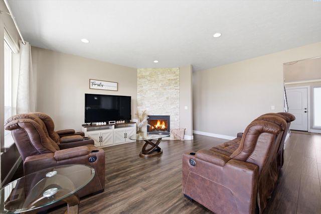 5714 Santa Fe Ln, Pasco, WA 99301
